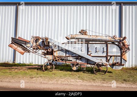 Fort Meade, FL - 23. Februar 2022: 1920 Huber Supreme Thresher auf lokaler Traktorenschau Stockfoto