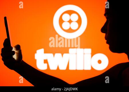 Brasilien. 30.. Mai 2022. In dieser Fototafel ist das Twilio-Logo im Hintergrund einer Frau mit Silhouetten zu sehen, die ein Mobiltelefon in der Hand hält. (Foto von Rafael Henrique/SOPA Images/Sipa USA) Quelle: SIPA USA/Alamy Live News Stockfoto