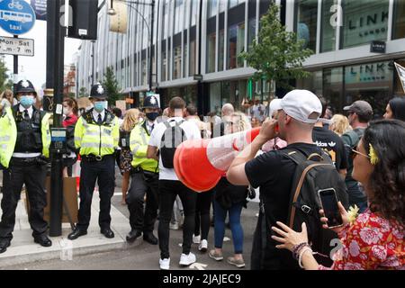 Zehntausende marschieren in London für die Anti-Blockierung und Anti-Impfstoffe-Proteste „Unite for Freedom“ während der letzten Phase der nationalen Sperre. Mit: Atmosphäre wo: London, Großbritannien Wann: 26 Jun 2021 Credit: Mario Mitsis/WENN Stockfoto