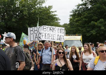 Zehntausende marschieren in London für die Anti-Blockierung und Anti-Impfstoffe-Proteste „Unite for Freedom“ während der letzten Phase der nationalen Sperre. Mit: Atmosphäre wo: London, Großbritannien Wann: 26 Jun 2021 Credit: Mario Mitsis/WENN Stockfoto