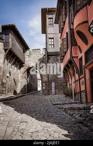Hisar Kapia - Antikes Tor mit Schatten auf der gepflasterten Straße in der Altstadt von Plovdiv, Bulgarien Stockfoto