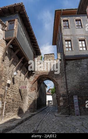 Hisar Kapia - Antikes Tor mit Schatten auf der gepflasterten Straße in der Altstadt von Plovdiv, Bulgarien Stockfoto