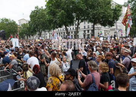 Zehntausende marschieren in London für die Anti-Blockierung und Anti-Impfstoffe-Proteste „Unite for Freedom“ während der letzten Phase der nationalen Sperre. Mit: Atmosphäre wo: London, Großbritannien Wann: 26 Jun 2021 Credit: Mario Mitsis/WENN Stockfoto