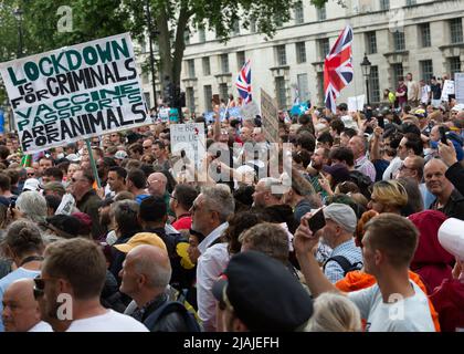 Zehntausende marschieren in London für die Anti-Blockierung und Anti-Impfstoffe-Proteste „Unite for Freedom“ während der letzten Phase der nationalen Sperre. Mit: Atmosphäre wo: London, Großbritannien Wann: 26 Jun 2021 Credit: Mario Mitsis/WENN Stockfoto