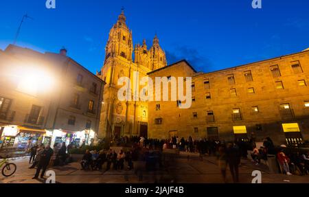 Außenansicht der Casa de las Conchas und La Clerecia am Abend Stockfoto