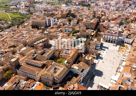 Drohnenansicht des historischen Viertels von Caceres mit Blick auf den Hauptplatz Stockfoto