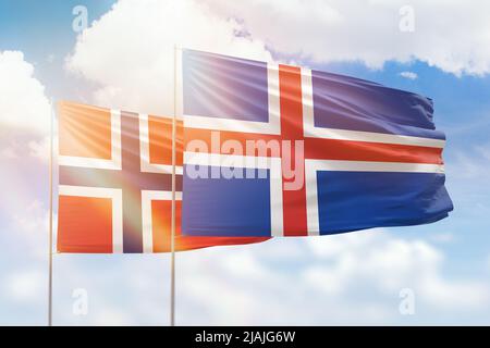 Sonniger blauer Himmel und Flaggen von island und norwegen Stockfoto