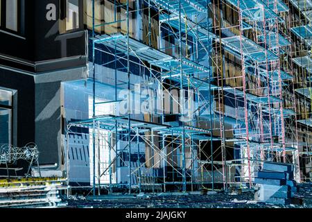 Foto-Negativ von Fassadenarbeiten und Dekoration eines Wohngebäudes, selektiver Fokus Stockfoto