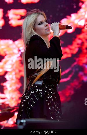 Die Sängerin, Songwriterin und Schauspielerin Avril Lavigne wird während eines Live-Konzerts während des Boston Calling Music Festivals, das am 27. Mai 2022 in Allston, Massachusetts, stattfindet, auf der Bühne gezeigt. Stockfoto