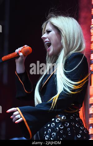 Die Sängerin, Songwriterin und Schauspielerin Avril Lavigne wird während eines Live-Konzerts während des Boston Calling Music Festivals, das am 27. Mai 2022 in Allston, Massachusetts, stattfindet, auf der Bühne gezeigt. Stockfoto
