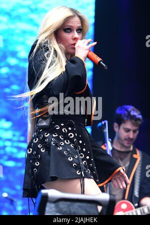Die Sängerin, Songwriterin und Schauspielerin Avril Lavigne wird während eines Live-Konzerts während des Boston Calling Music Festivals, das am 27. Mai 2022 in Allston, Massachusetts, stattfindet, auf der Bühne gezeigt. Stockfoto
