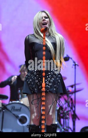 Die Sängerin, Songwriterin und Schauspielerin Avril Lavigne wird während eines Live-Konzerts während des Boston Calling Music Festivals, das am 27. Mai 2022 in Allston, Massachusetts, stattfindet, auf der Bühne gezeigt. Stockfoto