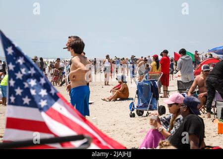 Wantagh, Usa. 29.. Mai 2022. NY: Strandbesucher beobachten die Bethpage Airshow über Jones Beach am Memorial Day Wochenende. Aufgenommen am 29. Mai 2022 in Wantagh, New York . (Foto von Erica Price/SIPA USA) Quelle: SIPA USA/Alamy Live News Stockfoto