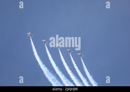 Wantagh, Usa. 29.. Mai 2022. NY: Die Blue Angels der US Navy treten am Memorial Day Wochenende auf der Bethpage Airshow über Jones Beach auf. Nach den wetterbedingten Stornierungen am Freitag und Samstag war das Wetter am Sonntag perfekt. Aufgenommen am 29. Mai 2022 in Wantagh, New York . (Foto von Erica Price/SIPA USA) Quelle: SIPA USA/Alamy Live News Stockfoto