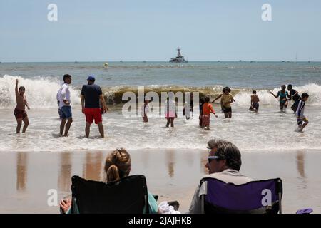 Wantagh, Usa. 29.. Mai 2022. NY: Strandbesucher beobachten die Bethpage Airshow über Jones Beach am Memorial Day Wochenende. Aufgenommen am 29. Mai 2022 in Wantagh, New York . (Foto von Erica Price/SIPA USA) Quelle: SIPA USA/Alamy Live News Stockfoto