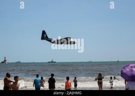 Wantagh, Usa. 29.. Mai 2022. NY: Die Blue Angels der US Navy peformen auf der Bethpage Airshow über Jones Beach zum Memorial Day Wochenende. Ein aus dem Jahr C130 mit dem Spitznamen „Fat Albert“ wird über den Strand fliegen gesehen. Aufgenommen am 29. Mai 2022 in Wantagh, New York . (Foto von Erica Price/SIPA USA) Quelle: SIPA USA/Alamy Live News Stockfoto