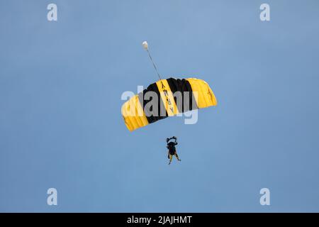 Wantagh, Usa. 29.. Mai 2022. NY: Die Golden Knights der US Army auf der Bethpage Airshow über Jones Beach zum Memorial Day Wochenende. Aufgenommen am 29. Mai 2022 in Wantagh, New York . (Foto von Erica Price/SIPA USA) Quelle: SIPA USA/Alamy Live News Stockfoto