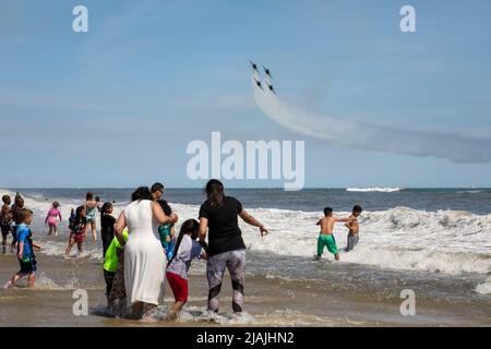 Wantagh, Usa. 29.. Mai 2022. NY: Die Blue Angels der US Navy treten am Memorial Day Wochenende auf der Bethpage Airshow über Jones Beach auf. Nach den wetterbedingten Stornierungen am Freitag und Samstag war das Wetter am Sonntag perfekt. Aufgenommen am 29. Mai 2022 in Wantagh, New York . (Foto von Erica Price/SIPA USA) Quelle: SIPA USA/Alamy Live News Stockfoto