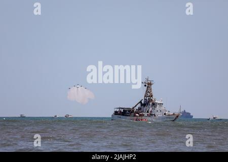 Wantagh, Usa. 29.. Mai 2022. NY: Die Blue Angels der US Navy treten am Memorial Day Wochenende auf der Bethpage Airshow über Jones Beach auf. Nach den wetterbedingten Stornierungen am Freitag und Samstag war das Wetter am Sonntag perfekt. Aufgenommen am 29. Mai 2022 in Wantagh, New York . (Foto von Erica Price/SIPA USA) Quelle: SIPA USA/Alamy Live News Stockfoto