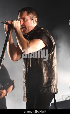 Der Sänger, Songwriter, Multiinstrumentalist und Produzent Trent Reznor wird während eines Live-Konzerts mit Nine Inch Nails während des Boston Calling Music Festivals, das am 27. Mai 2022 in Allston, Massachusetts, stattfindet, auf der Bühne gezeigt. Stockfoto