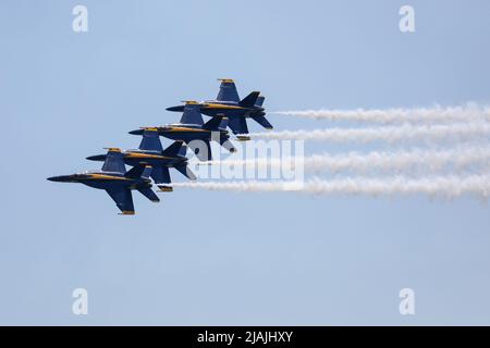 Wantagh, Usa. 29.. Mai 2022. NY: Die Blue Angels der US Navy treten am Memorial Day Wochenende auf der Bethpage Airshow über Jones Beach auf. Nach den wetterbedingten Stornierungen am Freitag und Samstag war das Wetter am Sonntag perfekt. Aufgenommen am 29. Mai 2022 in Wantagh, New York . (Foto von Erica Price/SIPA USA) Quelle: SIPA USA/Alamy Live News Stockfoto