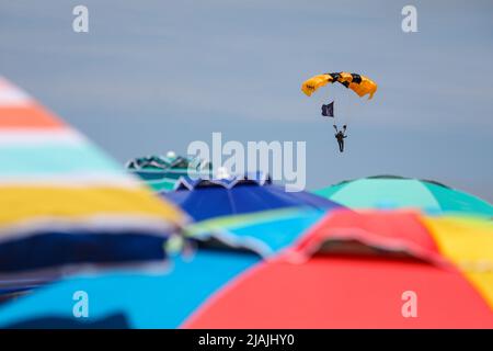 Wantagh, Usa. 29.. Mai 2022. NY: Die Golden Knights der US Army auf der Bethpage Airshow über Jones Beach zum Memorial Day Wochenende. Aufgenommen am 29. Mai 2022 in Wantagh, New York . (Foto von Erica Price/SIPA USA) Quelle: SIPA USA/Alamy Live News Stockfoto