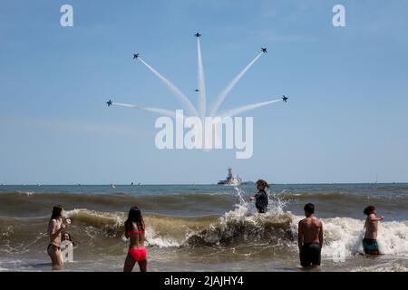 Wantagh, Usa. 29.. Mai 2022. NY: Die Blue Angels der US Navy treten am Memorial Day Wochenende auf der Bethpage Airshow über Jones Beach auf. Nach den wetterbedingten Stornierungen am Freitag und Samstag war das Wetter am Sonntag perfekt. Aufgenommen am 29. Mai 2022 in Wantagh, New York . (Foto von Erica Price/SIPA USA) Quelle: SIPA USA/Alamy Live News Stockfoto