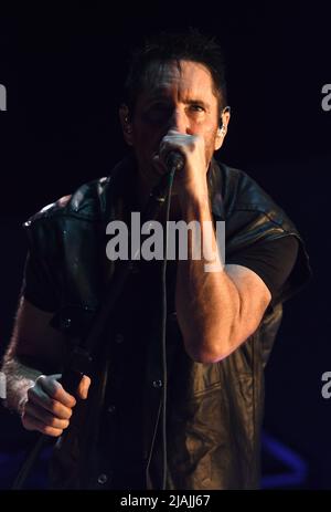 Der Sänger, Songwriter, Multiinstrumentalist und Produzent Trent Reznor wird während eines Live-Konzerts mit Nine Inch Nails während des Boston Calling Music Festivals, das am 27. Mai 2022 in Allston, Massachusetts, stattfindet, auf der Bühne gezeigt. Stockfoto