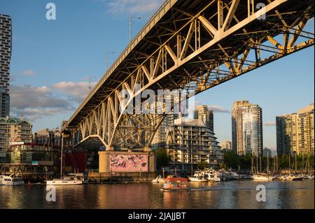 Die Vancouver False Creek Hafenfähre fährt unter der Granville Street Bridge im Touristengebiet von Granville Island. Stockfoto