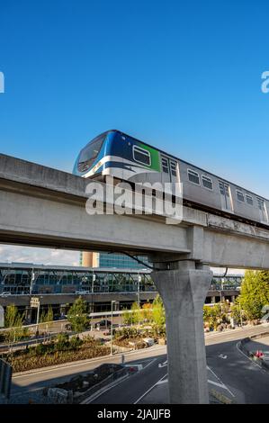 Der Transitzug der Canada Line fährt am internationalen Flughafen Vancouver (YVR) in das internationale Terminal. Vancouver, BC, Kanada. Stockfoto