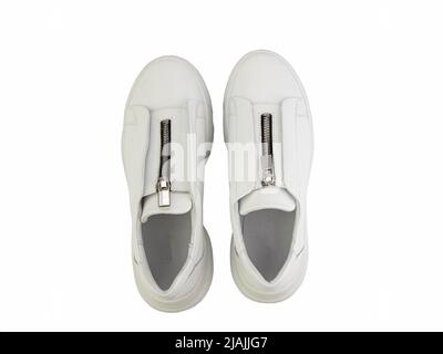 Weiße Leder-Sneakers mit Reißverschluss vorne statt Schnürsenkel auf weißem Hintergrund. Lässiger Damenstil.Draufsicht. Modische Schuhe Stockfoto