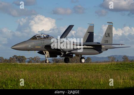 Ein F-15E Strike Eagle der United States Air Force taxiert für einen Trainingsflug. Stockfoto