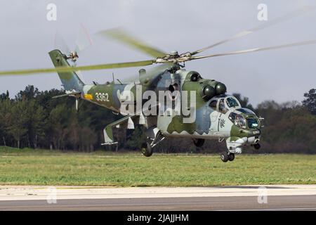 Ein Angriffshubschrauber der tschechischen Luftwaffe Mi-35 Hind hebt sich zu einem Trainingsflug ab. Stockfoto