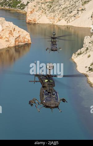 Ein Paar der kroatischen Luftstreitkräfte OH-58 Kiowa Warrior-Kampfhubschrauber, die während des Fluges in Kroatien gefangen genommen wurden. Stockfoto