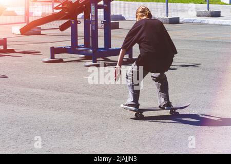 Skateboarding auf der Strecke. Tricks auf einem Skateboard. Gebiet zum Skifahren. Tricktrack. Stockfoto