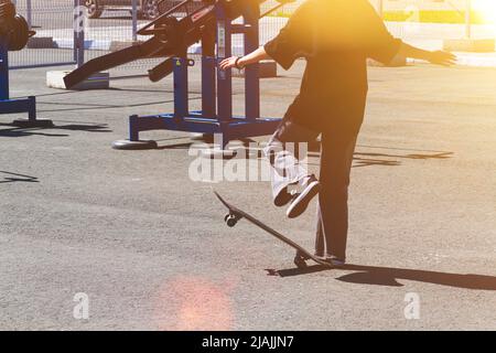 Skateboarding auf der Strecke. Tricks auf einem Skateboard. Gebiet zum Skifahren. Tricktrack. Stockfoto