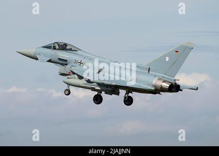 Ein Eurofighter EF2000 Typhoon der deutschen Luftwaffe bereitet sich auf die Landung vor. Stockfoto