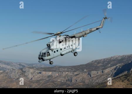 Ein Hubschrauber der kroatischen Luftwaffe Mi-8 im Flug über Kroatien. Stockfoto