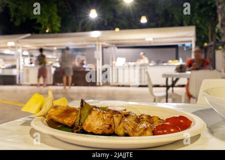 Traditionelle thailändische Küche auf dem Nachtmarkt - gegrilltes Fleisch auf einem Stock Stockfoto