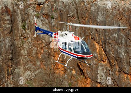 Ein kroatischer Hubschrauber der Luftstreitkräfte Bell 206, der für das Pilotentraining verwendet wurde und im Flug gefangen wurde, Kroatien. Stockfoto