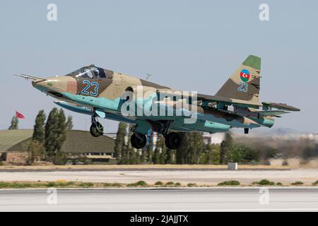 Eine aserbaidschanische Luftwaffe Su-25 Frogfoot greift Flugzeuge an, die starten. Stockfoto