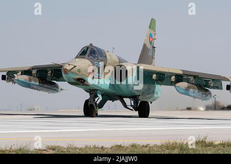 Eine aserbaidschanische Luftwaffe Su-25 Frogfoot kommt zur Landung mit 37 Kill-Markierungen auf der Nase. Stockfoto