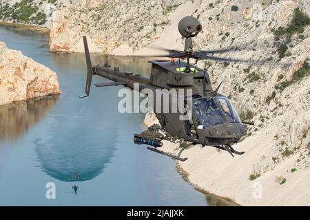 Ein Paar der kroatischen Luftstreitkräfte OH-58 Kiowa Warrior-Kampfhubschrauber, die während des Fluges in Kroatien gefangen genommen wurden. Stockfoto