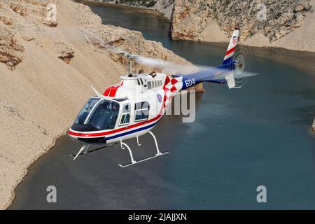 Ein kroatischer Hubschrauber der Luftstreitkräfte Bell 206, der für das Pilotentraining verwendet wurde und im Flug gefangen wurde, Kroatien. Stockfoto