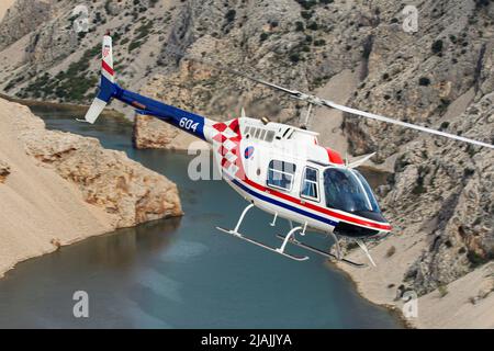 Ein kroatischer Hubschrauber der Luftstreitkräfte Bell 206, der für das Pilotentraining verwendet wurde und im Flug gefangen wurde, Kroatien. Stockfoto