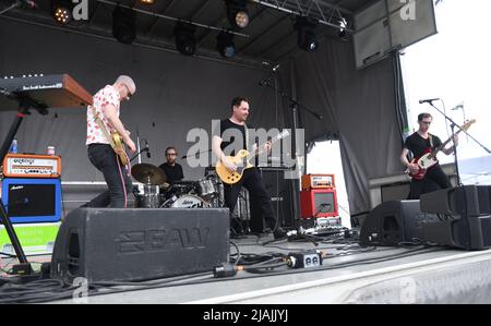 Die Dutch Tulips, Matthew Freake, Justin Mantell und die Brüder Matthew und John Holland werden während eines Live-Konzerts beim Boston Calling Music Festival, das am 29. Mai 2022 in Allston, Massachusetts, stattfindet, auf der Bühne aufgeführt. Stockfoto