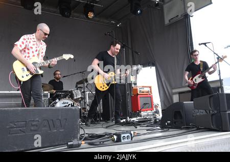 Die Dutch Tulips, Matthew Freake, Justin Mantell und die Brüder Matthew und John Holland werden während eines Live-Konzerts beim Boston Calling Music Festival, das am 29. Mai 2022 in Allston, Massachusetts, stattfindet, auf der Bühne aufgeführt. Stockfoto