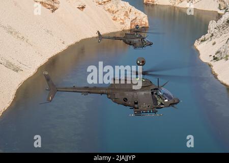 Ein Paar der kroatischen Luftstreitkräfte OH-58 Kiowa Warrior-Kampfhubschrauber, die während des Fluges in Kroatien gefangen genommen wurden. Stockfoto