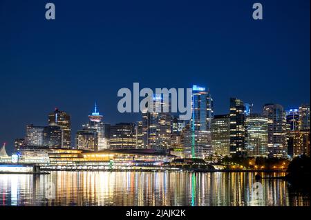 Die Skyline von Vancouver und der Hafen von Vancouver, vom Stanley Park aus gesehen, in der Abenddämmerung. Stockfoto