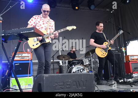 Die Dutch Tulips, Matthew Freake, Justin Mantell und die Brüder Matthew und John Holland werden während eines Live-Konzerts beim Boston Calling Music Festival, das am 29. Mai 2022 in Allston, Massachusetts, stattfindet, auf der Bühne aufgeführt. Stockfoto